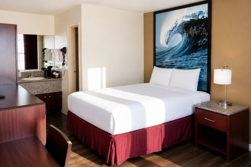 Single queen room accommodations at Kings Inn Anaheim